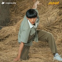 Im Siwan berani tampil beda dengan gaya nyentrik hingga disebut-sebut jamet oleh penonton drama Korea Boyhood (2023). Ia menunjukkan sisi komikal sebagai Jang Byeong Tae, korban bullying yang tiba-tiba jadi jagoan setelah pindah ke sekolah baru. Foto: Instagram