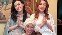 Irvina Zainal punya dua anak, Kimberly Ryder dan Natasha Ryder, setelah menikah dengan Nigel Ryder. Kedua buah hatinya mengikuti jejak kariernya di dunia hiburan. (Foto: dok Instagram kimbrlyryder)