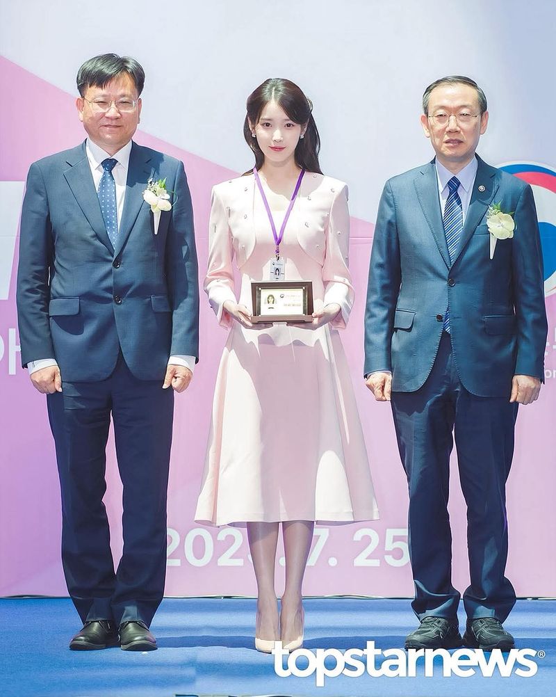IU resmi ditunjuk tugas baru sebagai duta promosi Bea Cukai Bandara Incheon, menggantikan grup KPop NewJeans.