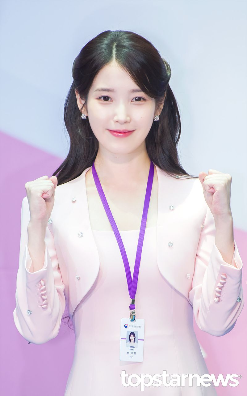 IU resmi ditunjuk tugas baru sebagai duta promosi Bea Cukai Bandara Incheon, menggantikan grup KPop NewJeans.