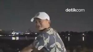 Video: Muncul Tanpa Pengawal, Jack Ma Terekam Naik Sepeda Malam-malam