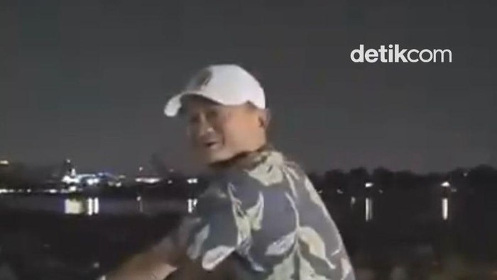 Video: Muncul Tanpa Pengawal, Jack Ma Terekam Naik Sepeda Malam-malam