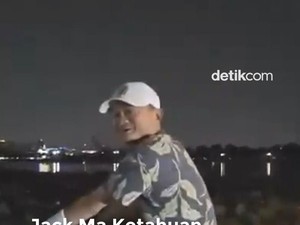 Video: Muncul Tanpa Pengawal, Jack Ma Terekam Naik Sepeda Malam-malam