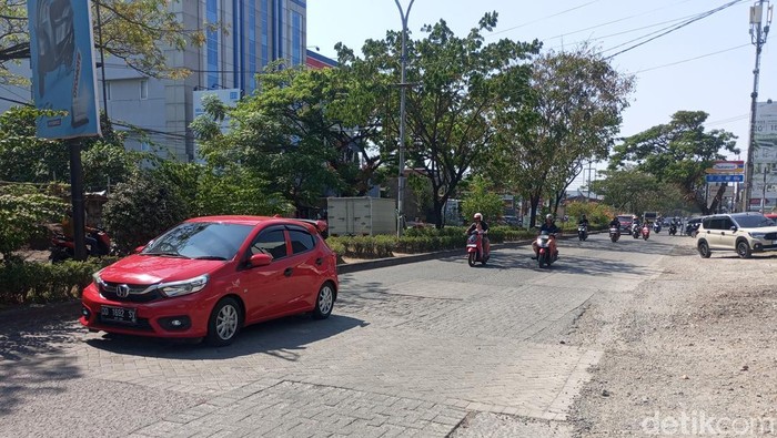 Jalan Letjen Hertasning Makassar, Sulawesi Selatan.