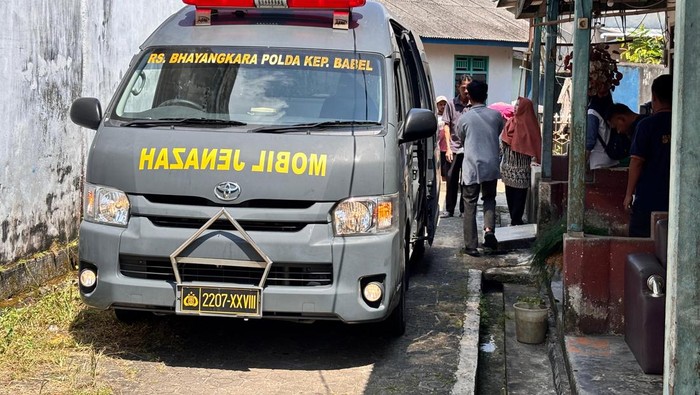 Jenazah tiba di rumah duka.
