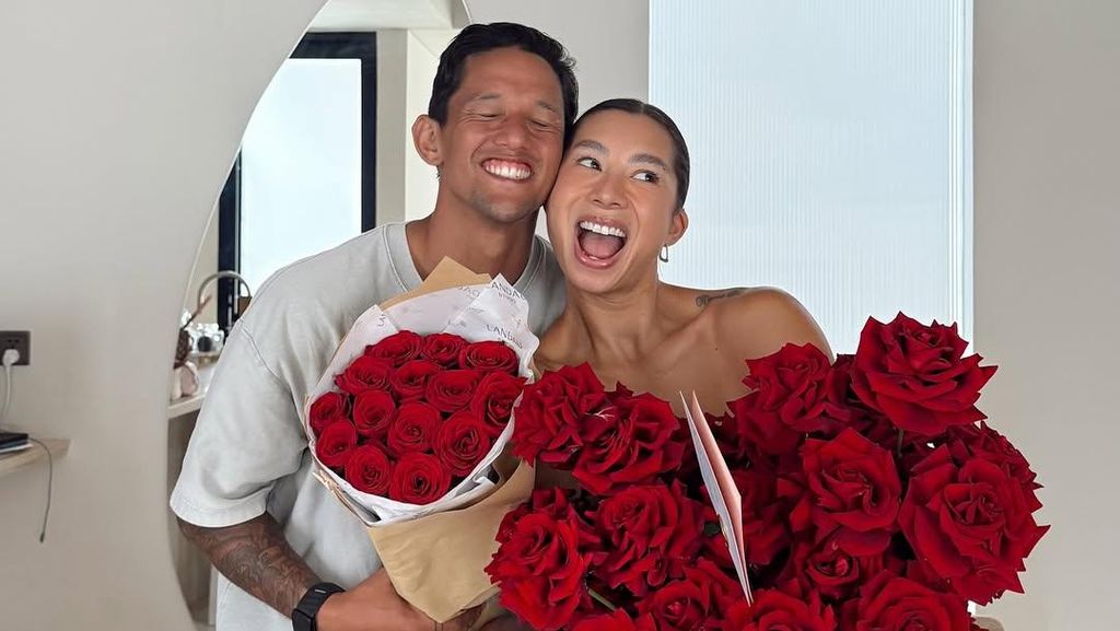 Sweet! Irfan dan Jennifer Bachdim Saling Beri Bunga di Ultah Pernikahan