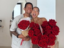 Sweet! Irfan dan Jennifer Bachdim Saling Beri Bunga di Ultah Pernikahan