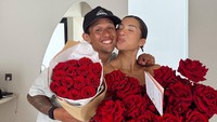 Dilihat di Instagram, Sabtu (26/7/2025), Jennifer Bachdim membagikan momen saat saling mendapat bunga mawar merah dari Irfan. Mereka begitu bahagia. (Foto: dok Instagram jenniferbachdim)