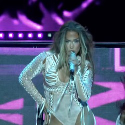 Ups! Rok Jennifer Lopez Melorot di Konser