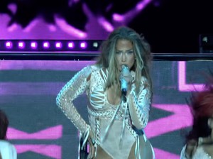 Ups! Rok Jennifer Lopez Melorot di Konser