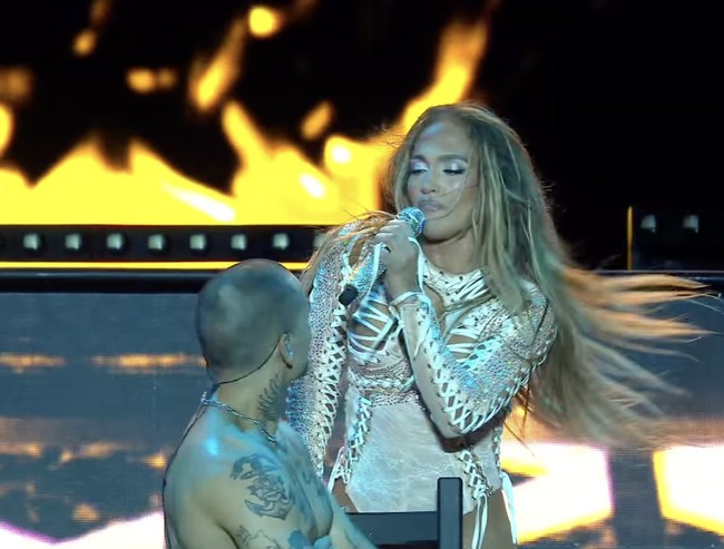 Tak sedikit warganet yang menyayangkan penampilan JLo, karena dianggap lebih menekankan unsur sensualitas daripada musikalitas. “Ini bukan hiburan, tapi upaya cari perhatian,” kritik netizen di X. “Aku suka musiknya, tapi ini bukan contoh yang baik untuk gadis-gadis muda,” komentar lainnya. Foto: dok. Instagram @jlo