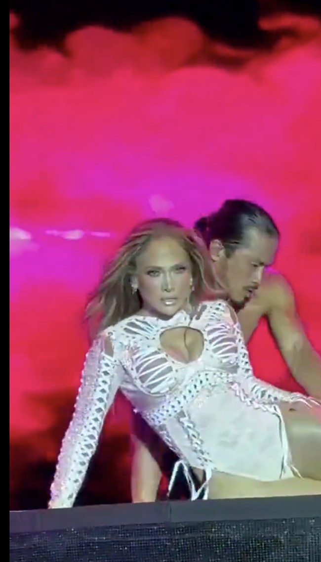 Tak hanya soal busana, aksi panggung JLo pun menjadi bahan pembicaraan. Sayangnya, bukan pujian yang ia terima, melainkan gelombang kritik. Foto: dok. Instagram @jlo