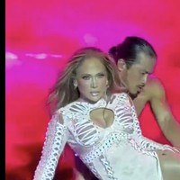 Tak hanya soal busana, aksi panggung JLo pun menjadi bahan pembicaraan. Sayangnya, bukan pujian yang ia terima, melainkan gelombang kritik. Foto: dok. Instagram @jlo