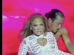 6 Gaya JLo Pakai Bodysuit di Konser, Penampilan Vulgarnya Dihujat