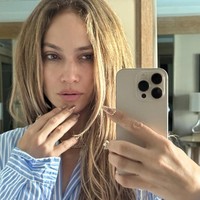 Dalam unggahan di Instagram, Rabu (24/7/2025), Jennifer Lopez terlihat mengenakan kemeja bergaris biru-putih sambil berpose di depan cermin. Tanpa polesan makeup, ia memamerkan kecantikan alaminya yang tetap bercahaya meski sudah memasuki usia setengah abad lebih. Penampilan tersebut sekaligus menjadi promosi tersirat untuk lini perawatan kulit miliknya, JLo Beauty. (Foto: Instagram/@jlo)