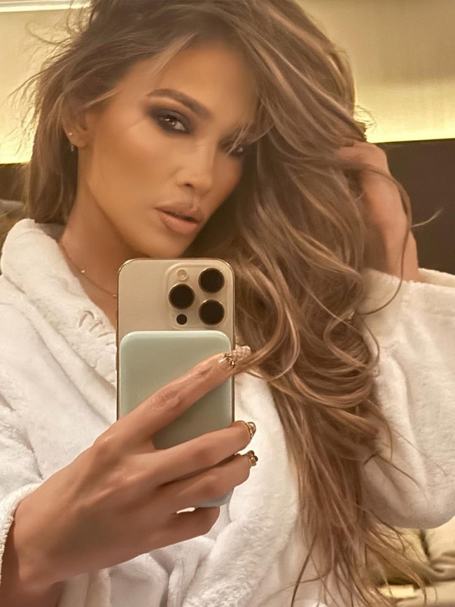 Namun, perayaan ulang tahun JLo tidak berhenti pada momen reflektif. Malam harinya, suasana berubah menjadi pesta glamor di Antalya, Turki, tempat ia sedang melangsungkan konser. Di venue mewah tersebut, Lopez tampil memukau dengan gaun perak berpotongan rendah, berdansa bersama teman dan para penggemar.(Foto: Instagram/@jlo)
