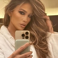 Namun, perayaan ulang tahun JLo tidak berhenti pada momen reflektif. Malam harinya, suasana berubah menjadi pesta glamor di Antalya, Turki, tempat ia sedang melangsungkan konser. Di venue mewah tersebut, Lopez tampil memukau dengan gaun perak berpotongan rendah, berdansa bersama teman dan para penggemar.(Foto: Instagram/@jlo)