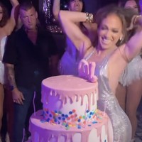 Suasana pesta kian meriah ketika staf klub mengangkat botol sampanye dan menghadirkan kue ulang tahun tiga tingkat berwarna pink-putih dengan nama “J.Lo” terpampang jelas di bagian tengah. Lagu terbarunya berjudul Birthday pun diputar, menghidupkan suasana dansa malam itu. (Foto: Instagram/@jlo)