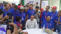 Jokowi tampak mengenakan kemeja putih khasnya, sementara peserta reuni lainnya kompak berseragam kaus polos warna biru. Jokowi berbincang santai dengan teman angkatannya.