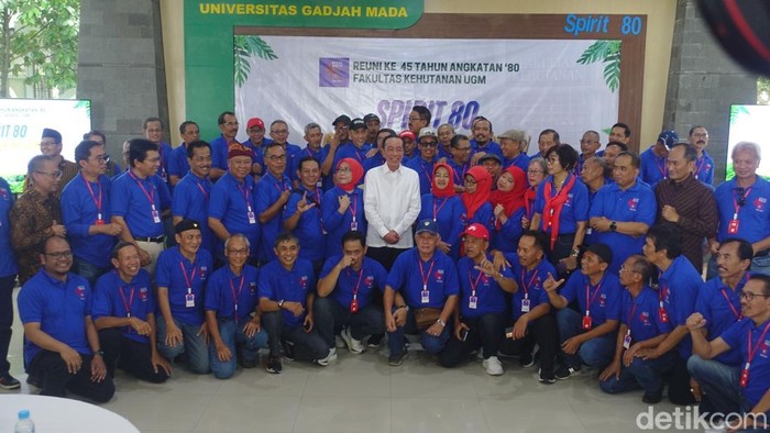 Jokowi menghadiri reuni Fakultas Kehutanan UGM Angkatan 1980 di UGM, Sabtu (26/7/2025).