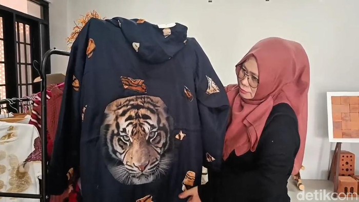 Ayank R Sambara saat menunjukkan karyanya.