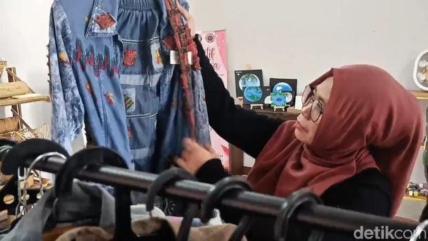 Ayank R Sambara saat menunjukkan karyanya.