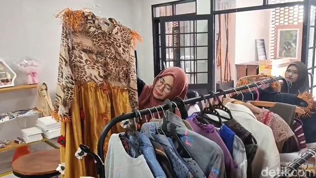 Ayank R Sambara saat menunjukkan karyanya.