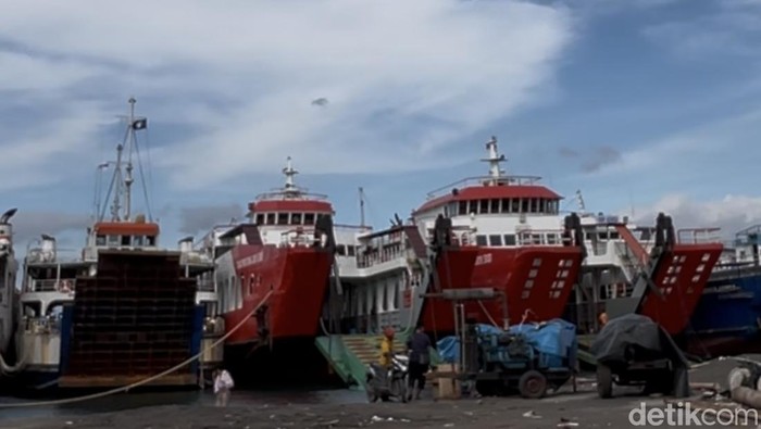 Kapal-kapal KMP Tunu Pratama Jaya tengah parkir di dermaga Bulusan Kabupaten Banyuwangi.