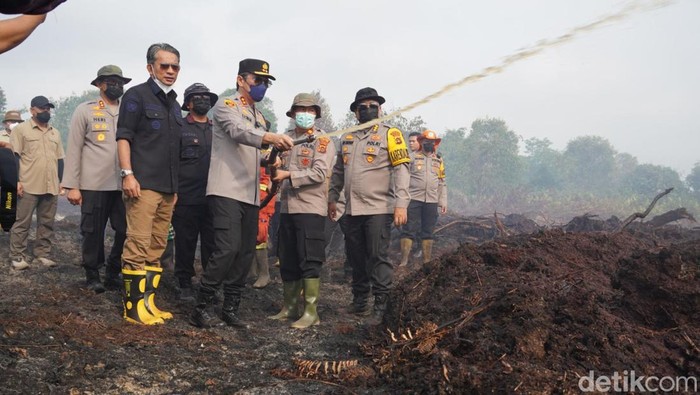 Kapolda Jambi Irjen Krisno H. Siregar mengecek lokasi karhutla Desa Gambut Jaya, Muaro Jambi