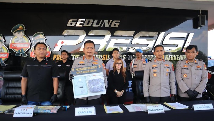 Kapolres Metro Bekasi Kota Kombes Kusumo Wahyu Bintoro saat konferensi pers kasus ayah perkosa anak kandung. (dok istimewa)