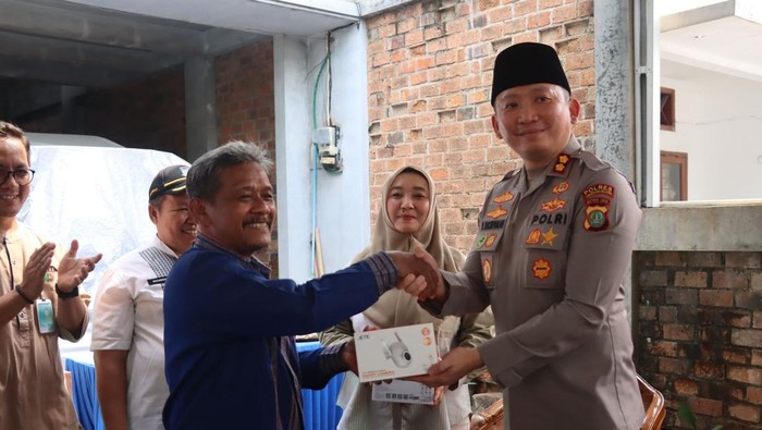 Kapolres Tangsel AKBP Victor Inkiriwang memberikan bantuan CCTV untuk warga di Kelurahan Rengas, Kecamatan Ciputat Timur. Bantuan tersebut diberikan saat Polres Tangsel menggelar Jumat Curhat di RW 03 Kelurahan Rengas, Kecamatan Ciputat Timur, pada Jumat (25/7/2025).
