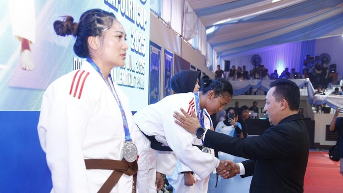 Kapolri Kalungkan Medali ke Peraih Kejuaraan