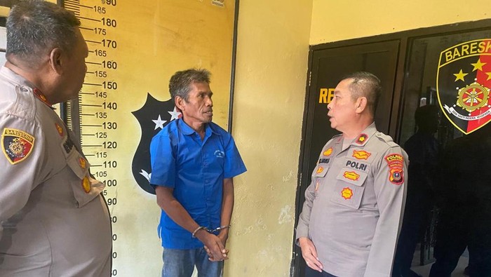 Kapolsek Medan Labuhan Kompol Tohap Sibuea saat menginterogasi pelaku. (Dok. Polsek Medan Labuhan)