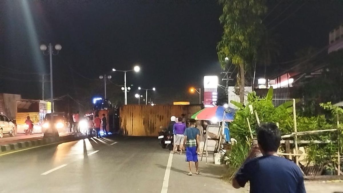 Truk Tabrak Pikap dan 2 Motor di Jalan Poros Maros-Pangkep, 1 Orang Luka