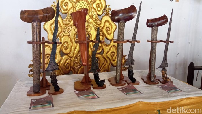 Keris-keris yang diikutsertakan dalam kontes Pusaka Kulonan di Keraton Kacirebonan