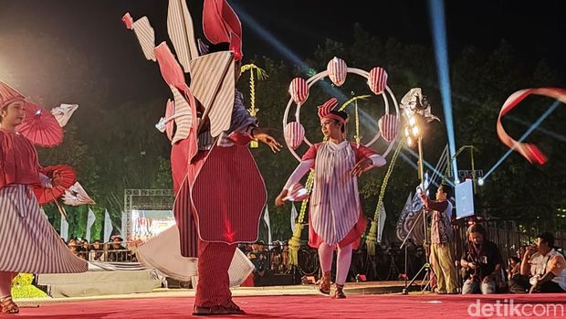 Klaten Lurik Night Carnival sebagai rangkaian Hari Jadi ke-221 Klaten di Alun-alun Klaten, Sabtu (26/7/2025).