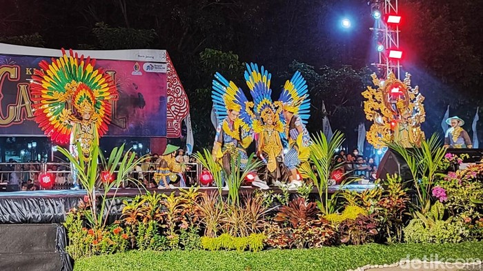 Klaten Lurik Night Carnival sebagai rangkaian Hari Jadi ke-221 Klaten di Alun-alun Klaten, Sabtu (26/7/2025).