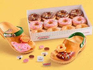 Kolaborasi Manis Crocs dan Krispy Kreme, Hadirkan Sepatu Bertema Donat