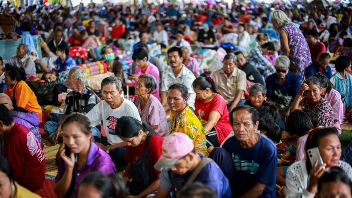 Warga Thailand mengungsi ke tempat perlindungan akibat bentrokan artileri dengan Kamboja. Konflik semakin memanas, gencatan senjata belum tercapai.