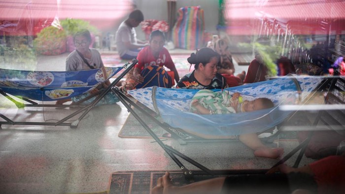 Warga Thailand mengungsi ke tempat perlindungan akibat bentrokan artileri dengan Kamboja. Konflik semakin memanas, gencatan senjata belum tercapai.