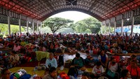 Tempat penampungan sementara dipenuhi keluarga yang menghindari rentetan serangan lintas batas. REUTERS/Athit Perawongmetha