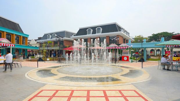 Jakarta memiliki destinasi wisata tematik Eropa di perbatasan Jakarta dan Tangerang. Bernama La Vela, destinasi ini resmi dibuka di kawasan Green Lake City.