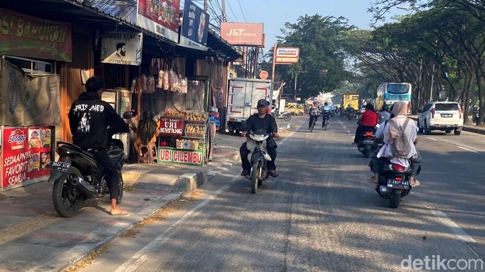 Potret pengendara roda dua lawan arah di Jalur Bandung-Garut.
