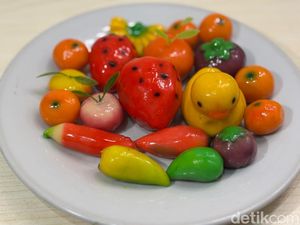 Gemas! Luk Chup Bentuk Strawberry hingga Bebek di Pasar Kue Subuh Senen