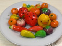 Gemas! Luk Chup Bentuk Strawberry hingga Bebek di Pasar Kue Subuh Senen