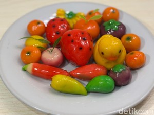 Gemas! Luk Chup Bentuk Strawberry hingga Bebek di Pasar Kue Subuh Senen