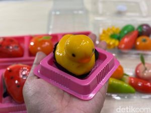 Video: Gemas! Luk Chup Bentuk Strawberry hingga Bebek di Pasar Kue Subuh Senen
