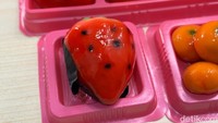 Tersedia juga luk chup yang berukuran jumbo. Bentuk buah strawberry yang ternyata di dalamnya ada buah strawberry utuhnya. Foto: detikcom/Riska Fitria