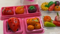 Tak kalah menggemaskan bentuk buah jeruk mungil ini. Harganya Rp 10.000 dengan isian 5 buah. Warna dan detailnya mirip seperti jeruk aslinya. Foto: detikcom/Riska Fitria