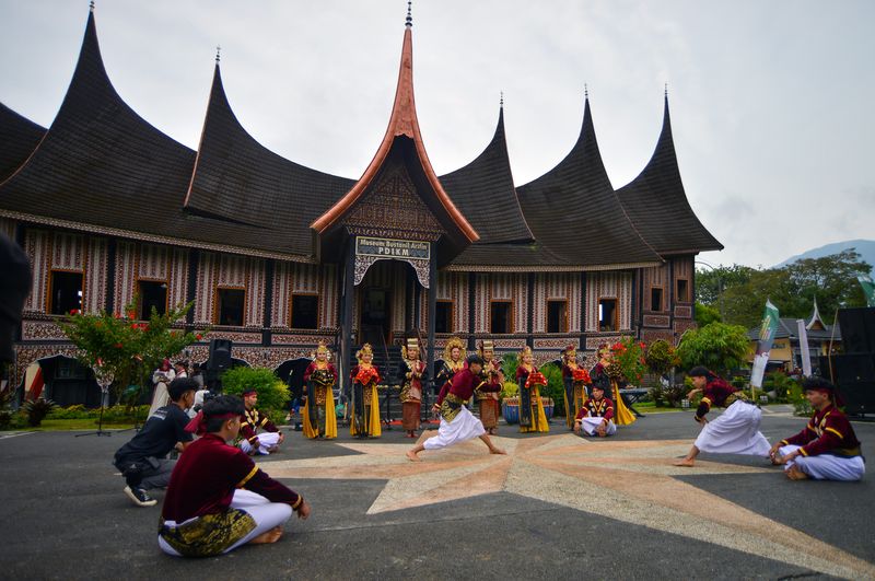 Pesilat dari Sanggar Pituah Aguang menampilkan atraksi silat pada pembukaan Festival Pamenan Minangkabau di Padang Panjang, Sumatera Barat, Sabtu (26/7/2025). Festival yang digelar Komunitas Seni Hitam Putih itu mengusung tema Padusi di Rumah Gadang sebagai wujud penghormatan terhadap posisi perempuan Minang dalam struktur budaya dan sosial matrilineal dalam bentuk seni tradisi dan pertunjukan. ANTARA FOTO/Iggoy el Fitra/rwa.